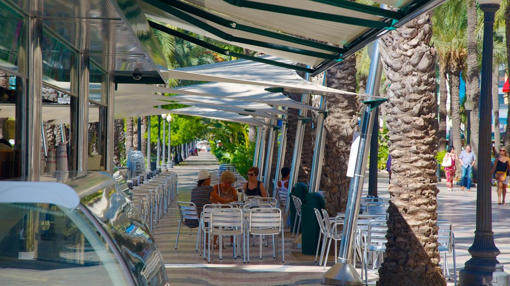 Explanada de España que incluye ambiente de café y comidas al aire libre y también un pequeño grupo de personas