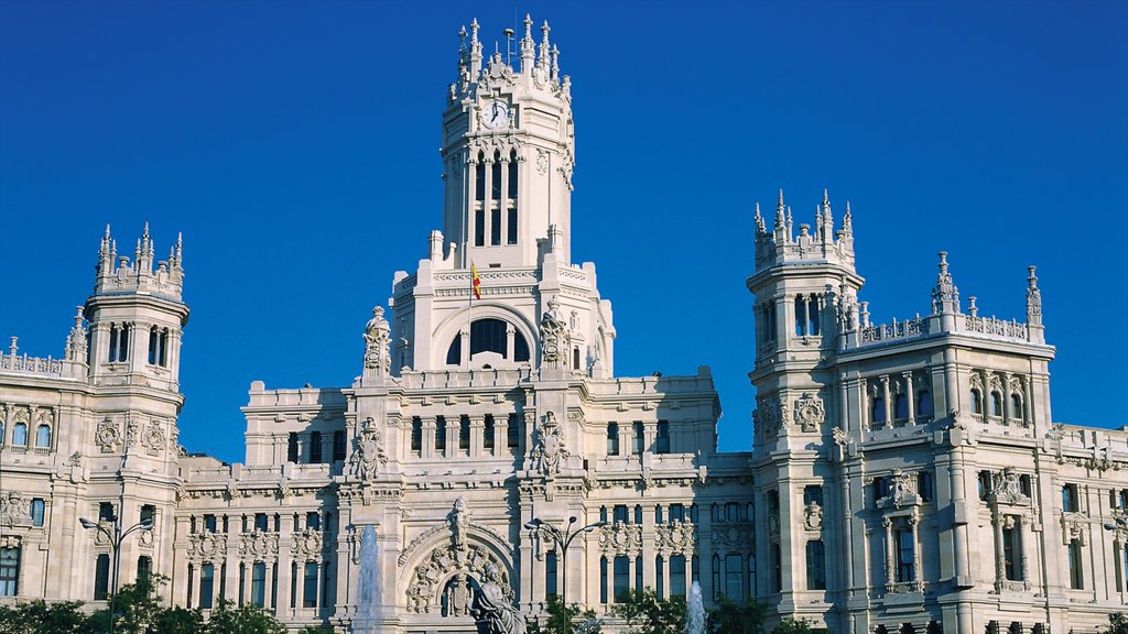 Plaza de Cibeles que incluye un edificio administrativo y arquitectura patrimonial