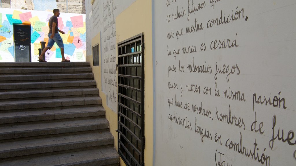 Alicante ofreciendo arte al aire libre y también un hombre