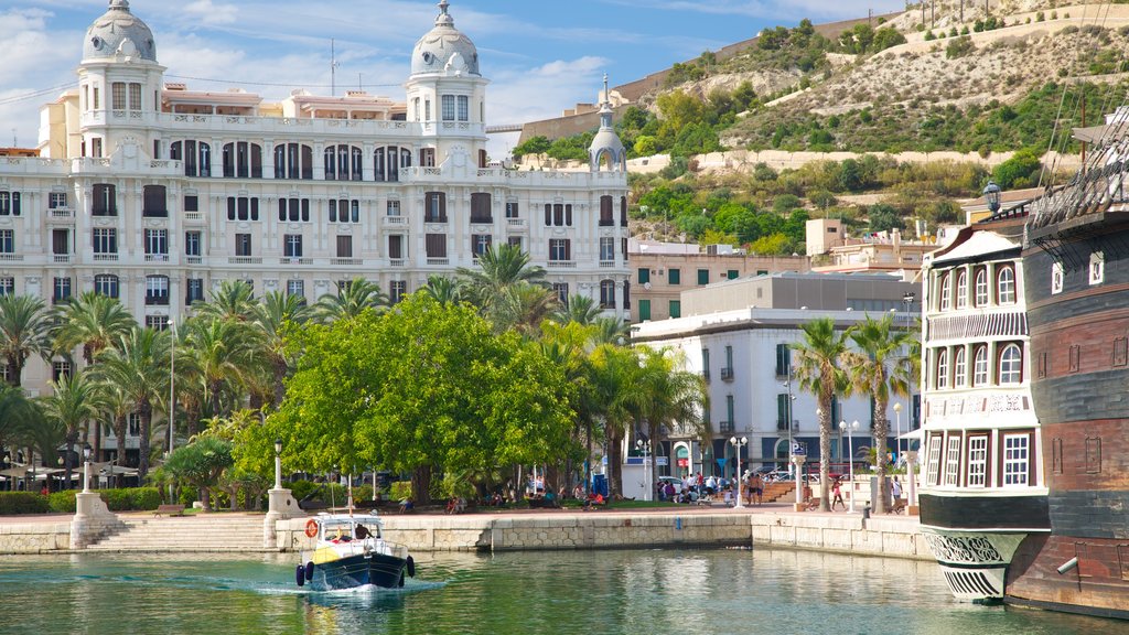 Puerto de Alicante mostrando una ciudad costera, paseos en lancha y un hotel o resort de lujo