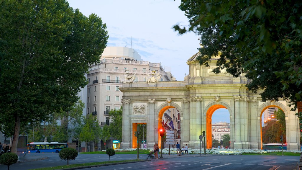 Puerta de Alcalá mostrando escenas urbanas, un monumento y patrimonio de arquitectura