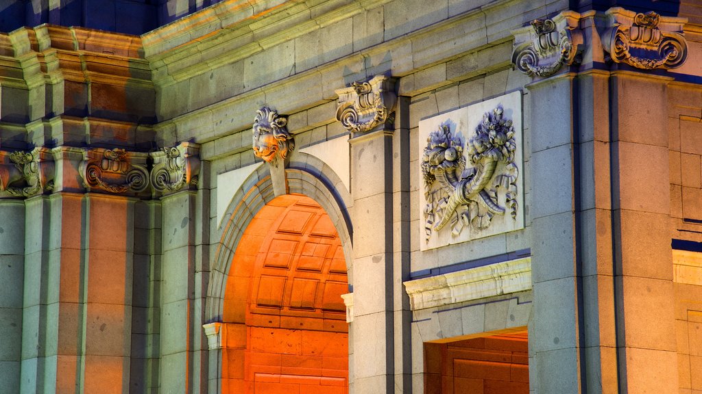 Puerta de Alcalá que incluye patrimonio de arquitectura, un monumento y escenas nocturnas