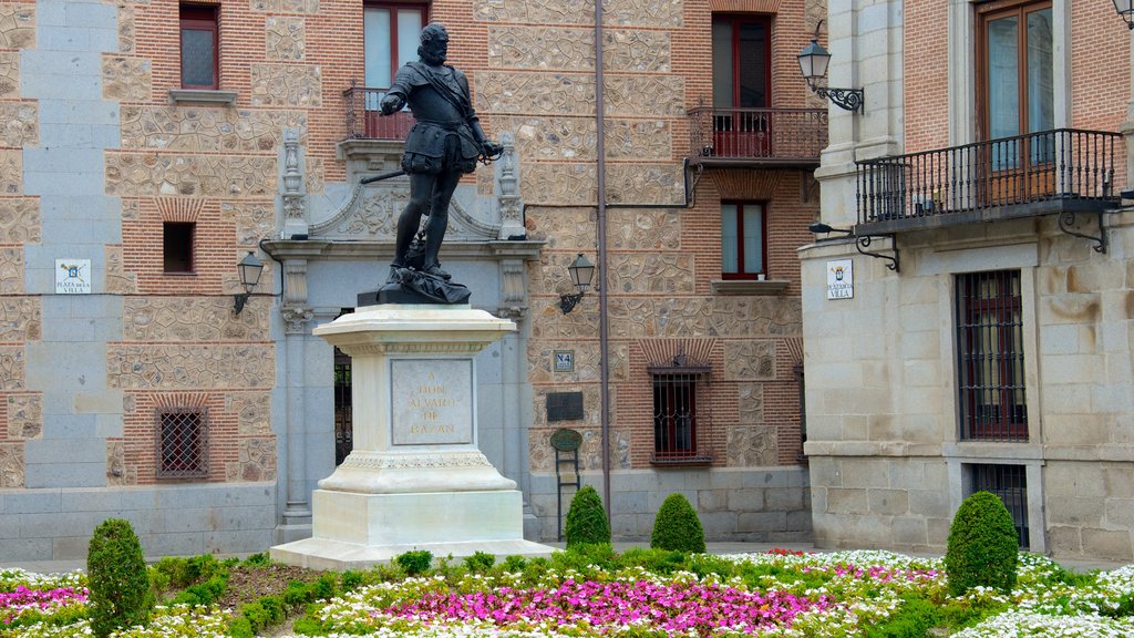 Plaza de la Villa ofreciendo una estatua o escultura, un parque o plaza y flores