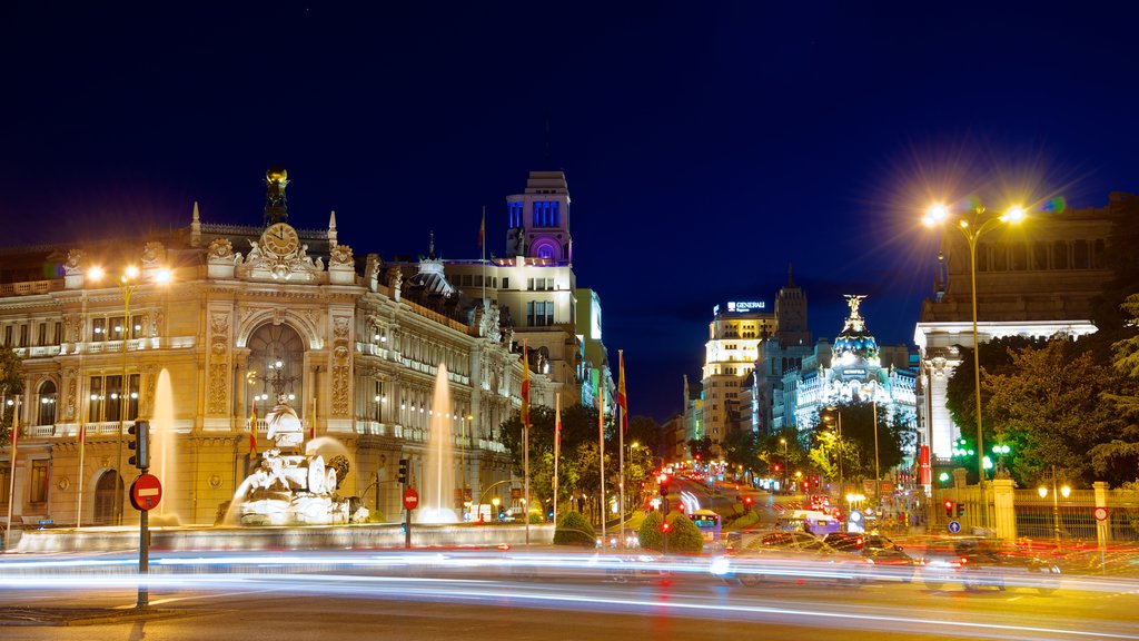 Municipio mostrando edificio amministrativo, paesaggio notturno e città