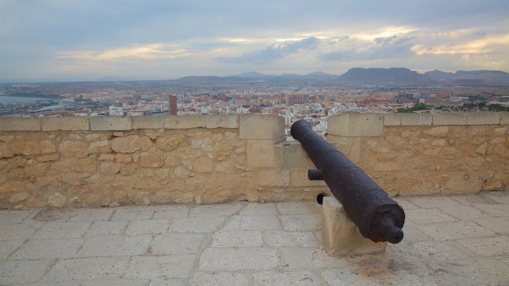 Castillo de Santa Bárbara que incluye una ciudad, elementos del patrimonio y vistas