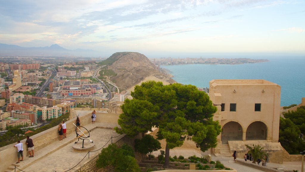 Castillo de Santa Bárbara que incluye una ciudad costera, vista panorámica y un castillo