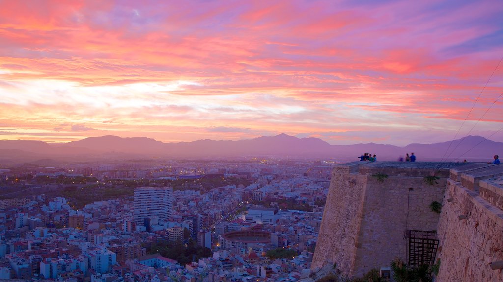 Castillo de Santa Bárbara ofreciendo una ciudad, arquitectura patrimonial y vista panorámica