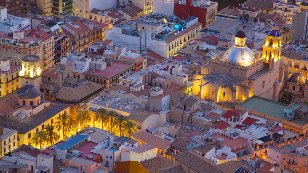 Castillo de Santa Bárbara ofreciendo una ciudad y un castillo