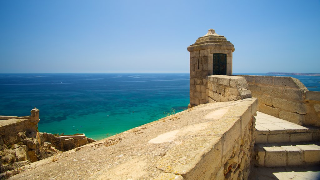 Castillo de Santa Bárbara mostrando elementos patrimoniales, vista general a la costa y un castillo