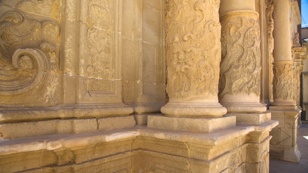 Basílica de Santa María que incluye patrimonio de arquitectura y una iglesia o catedral