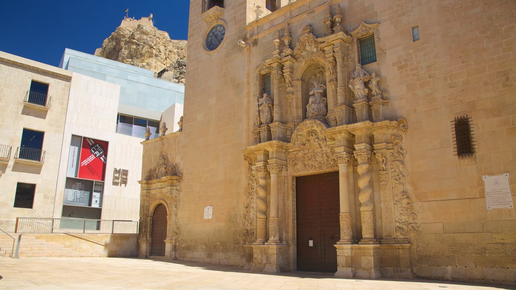 Basílica de Santa María que incluye una iglesia o catedral, aspectos religiosos y arquitectura patrimonial