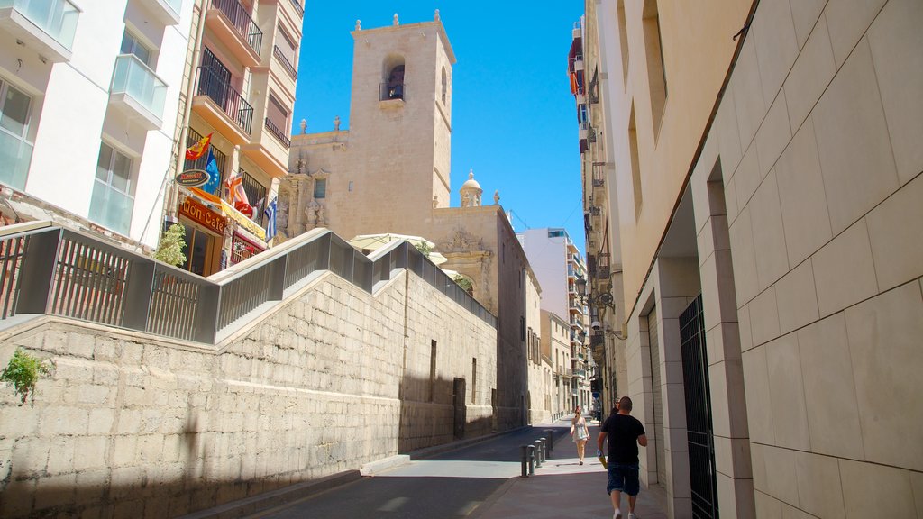 Basílica de Santa María mostrando una ciudad y escenas urbanas