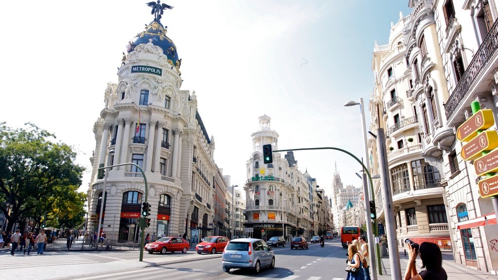 Gran Vía - Puerta del Sol mostrando patrimonio de arquitectura, escenas urbanas y una ciudad