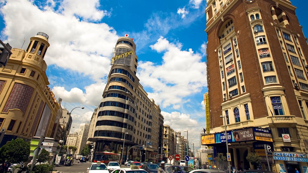 Gran Vía - Puerta del Sol caracterizando cenas de rua, uma cidade e arquitetura de patrimônio