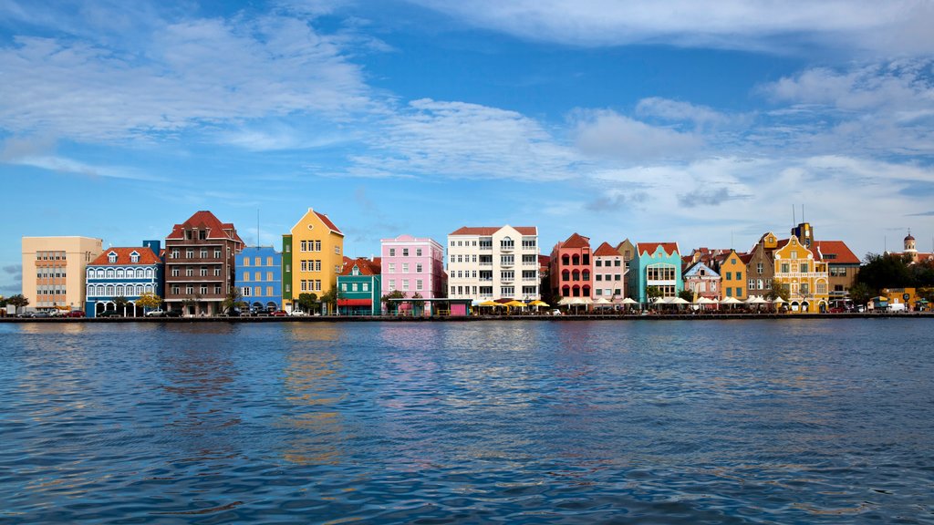 Willemstad mostrando uma cidade litorânea e paisagens litorâneas