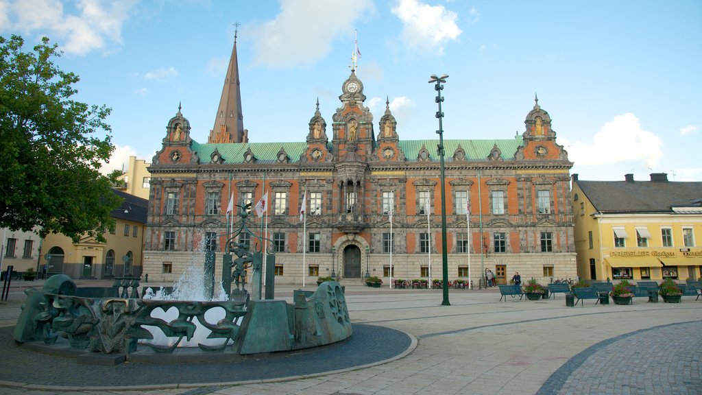 Ayuntamiento de Malm&ouml; mostrando un edificio administrativo, arquitectura patrimonial y una plaza