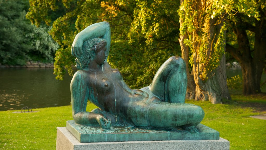 Kungsparken som inkluderer hage, utendørs kunst og statue eller skulptur