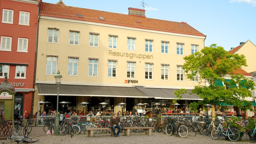 Lilla Torg og byder på cafélivsstil, en plads eller et torv og en by