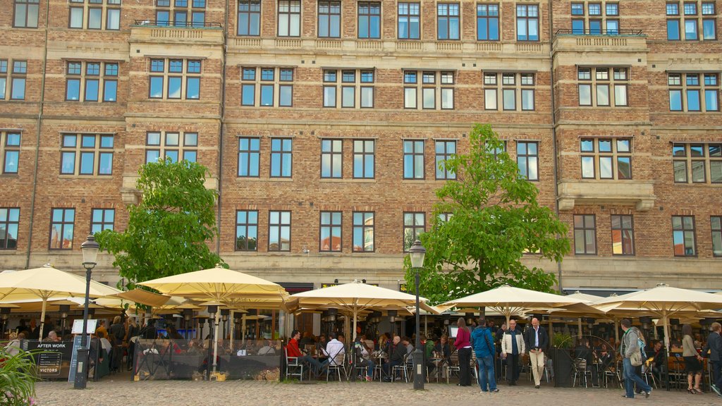 Lilla Torg que incluye escenas de café, imágenes de calles y una ciudad