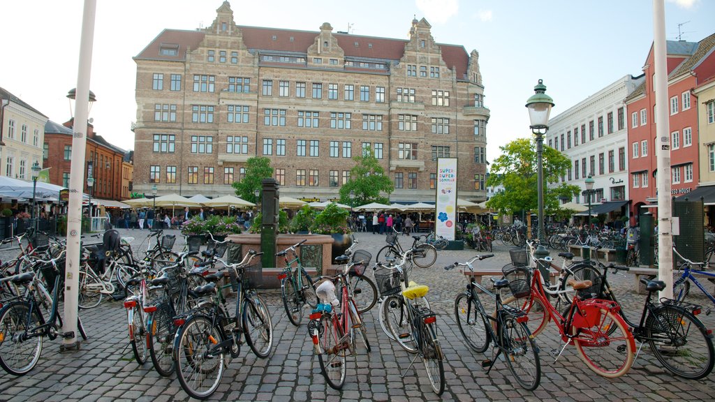 Lilla Torg mettant en vedette architecture patrimoniale, une place publique et cyclisme