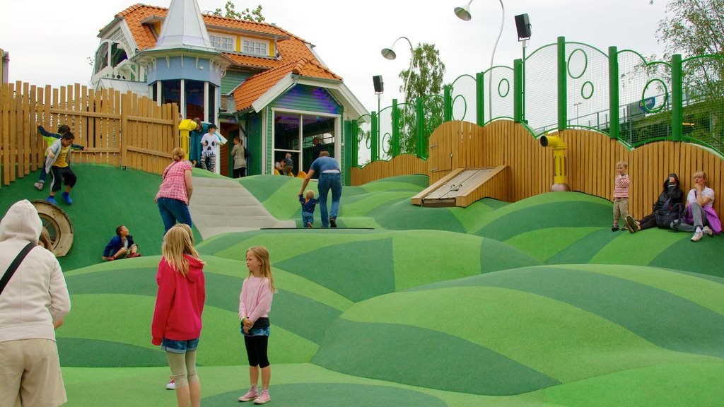 Parque de atracciones Liseberg mostrando paseos y un parque infantil