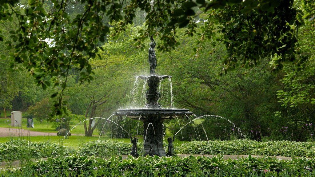 Slottsparken mostrando una fuente y un parque