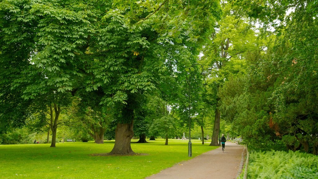 Slottsparken som omfatter en have og udsigt over landskaber