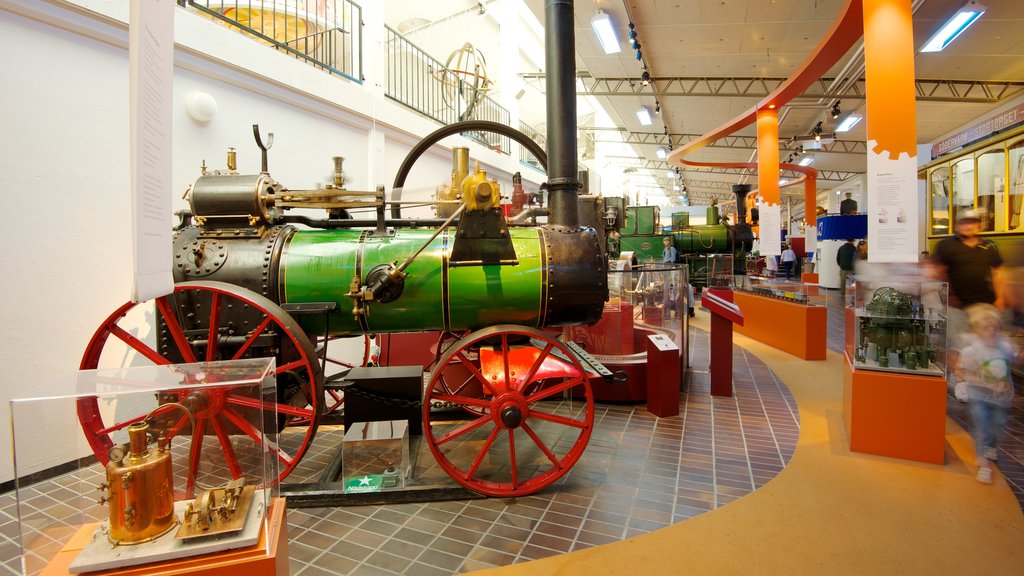 Musée de la technologie et de la mer qui includes vues intérieures et articles ferroviaires