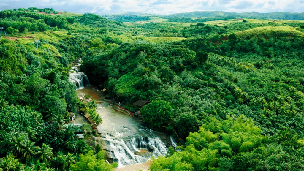 Guam mostrando vistas de paisajes, rápidos y una cascada