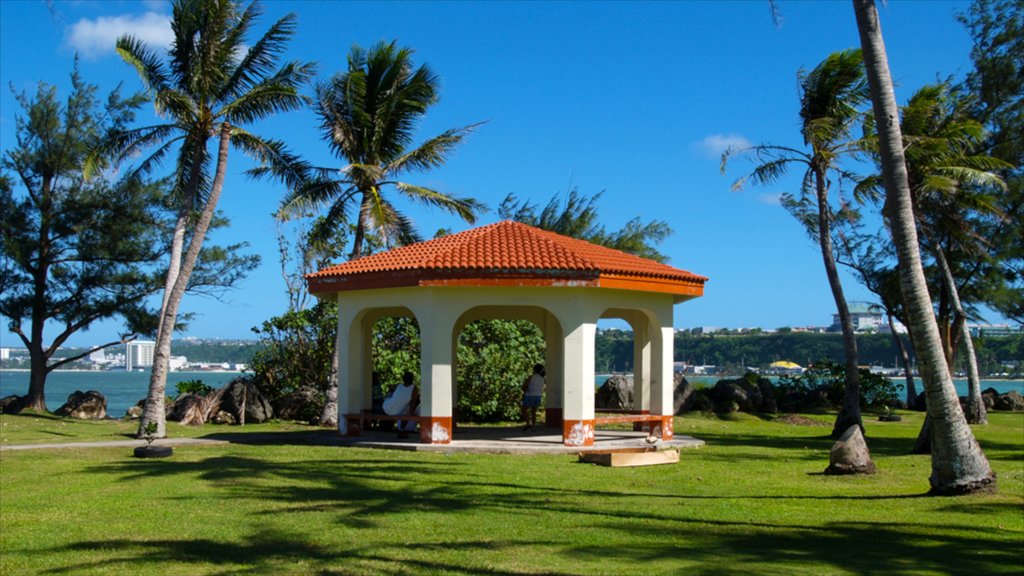 Hagatna que incluye vistas generales de la costa y escenas tropicales