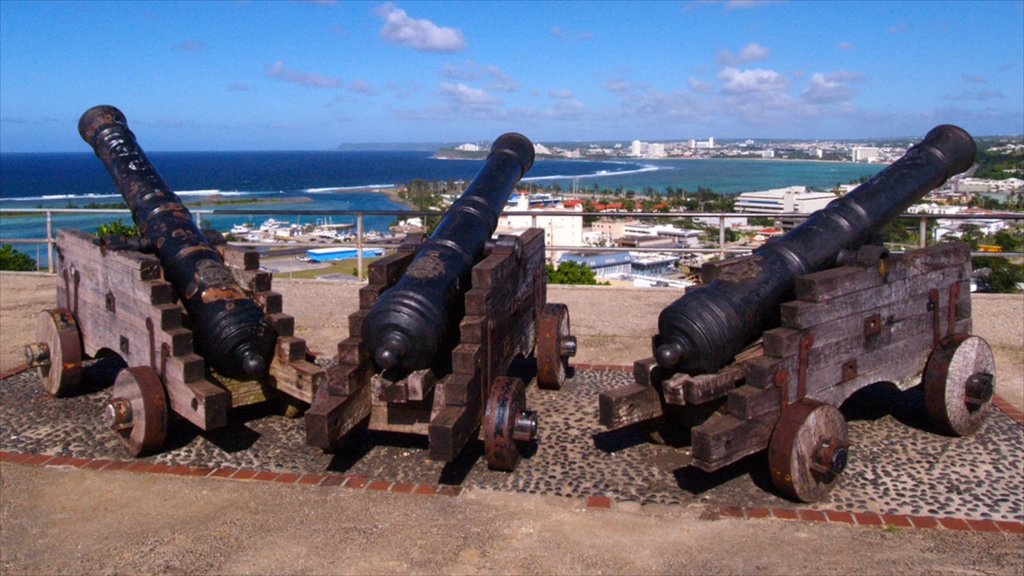 Hagatna mostrando vistas, una ciudad costera y artículos militares