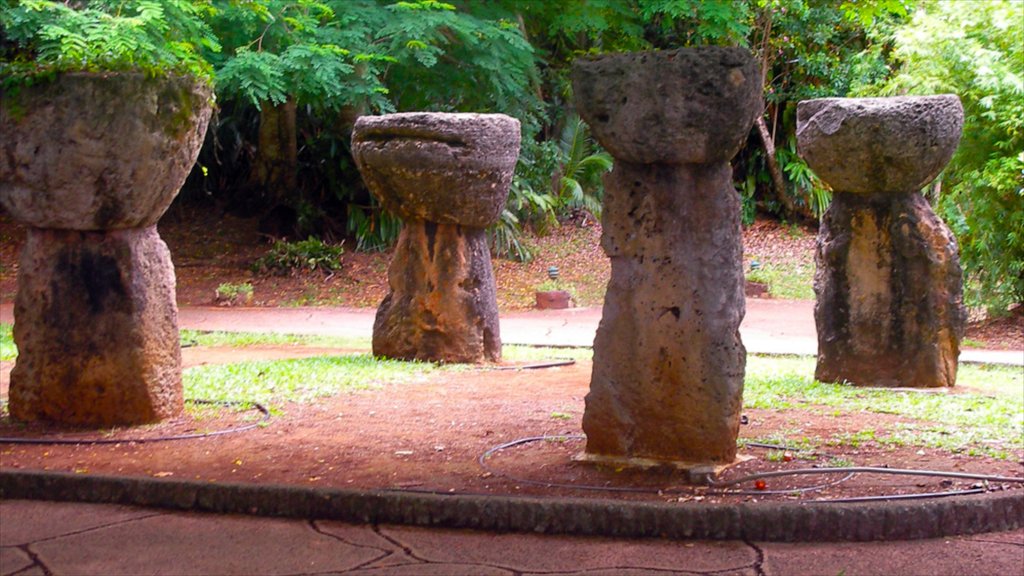 Parque de piedras Latte que incluye arte al aire libre y un parque