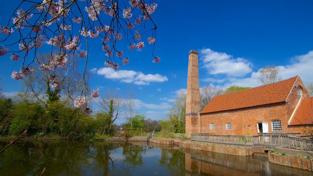 Sarehole Mill que incluye elementos patrimoniales, una casa y un río o arroyo