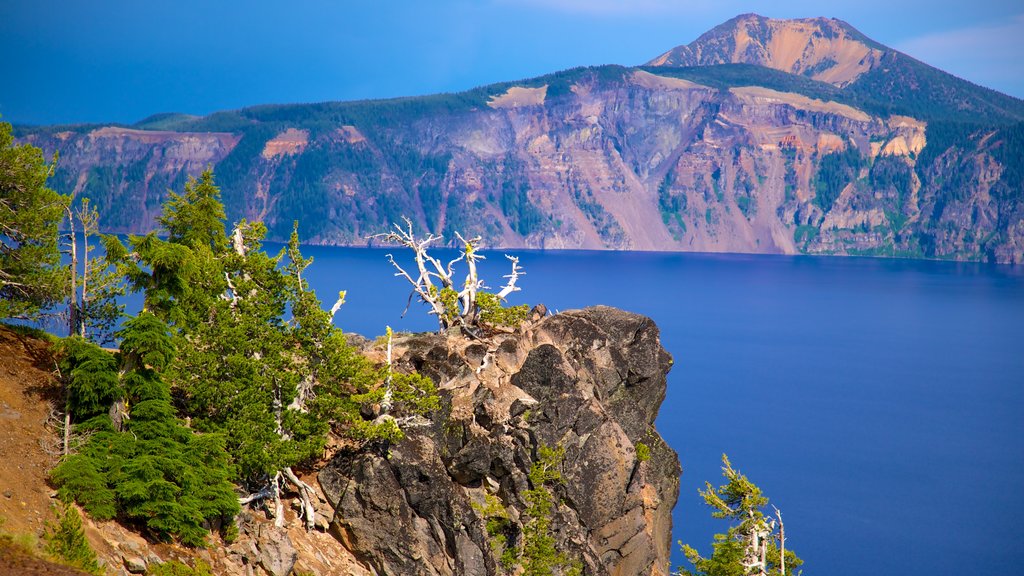 Crater Lake National Park which includes mountains, a lake or waterhole and landscape views