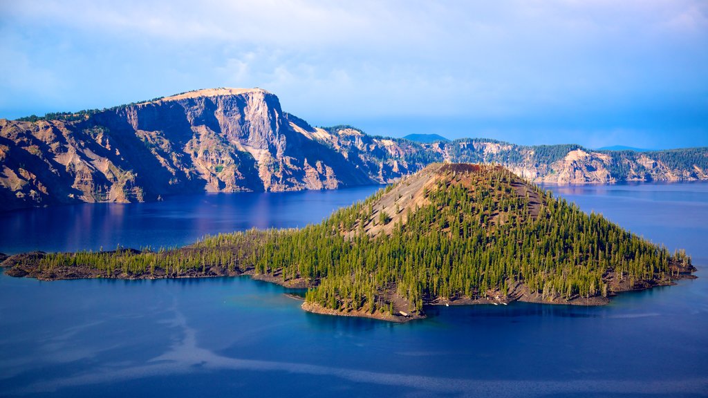 Crater Lake National Park showing island views, a lake or waterhole and mountains