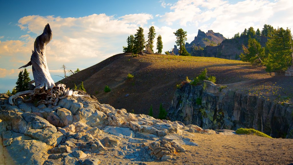 Crater Lake National Park showing landscape views and mountains