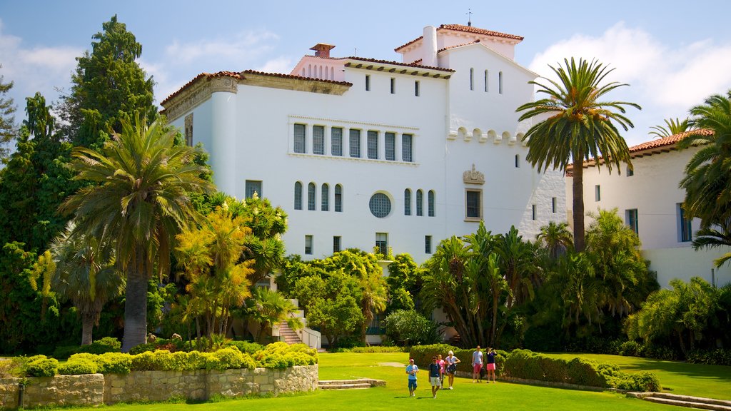 Santa Barbara County Courthouse showing an administrative building, heritage architecture and a park