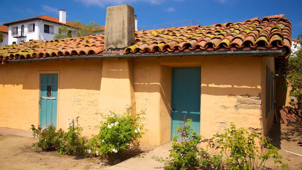 El Presidio de Santa Barbara State Historic Park mostrando uma casa e elementos de patrimônio