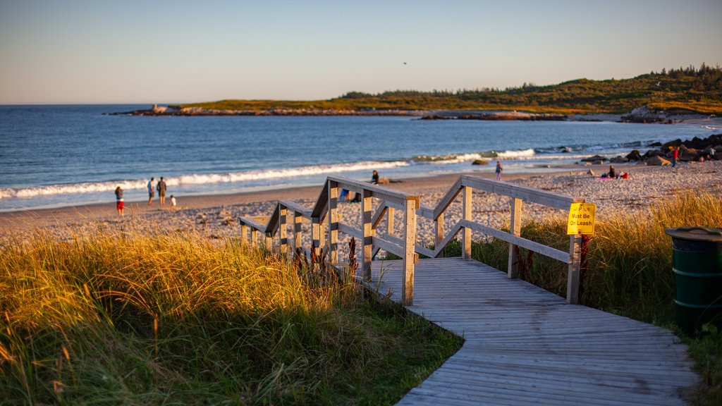 Crystal Crescent Beach que inclui uma praia e paisagens litorâneas