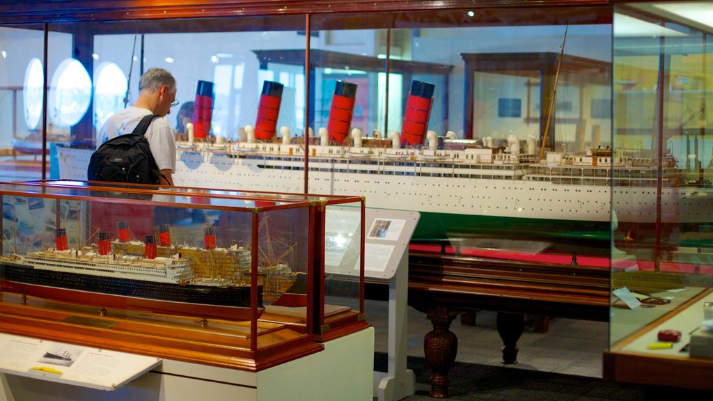 Maritiem museum van de Atlantische Oceaan toont interieur en ook een man