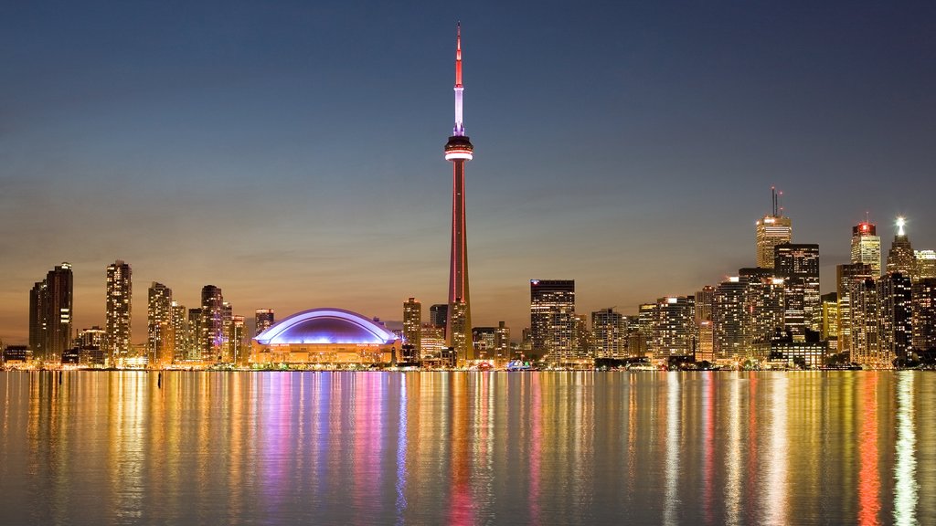 CN Tower caracterizando cenas noturnas, linha do horizonte e um arranha-céu