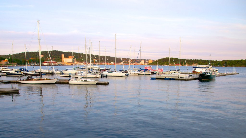 Aker Brygge mostrando vistas generales de la costa, navegación y una bahía o puerto