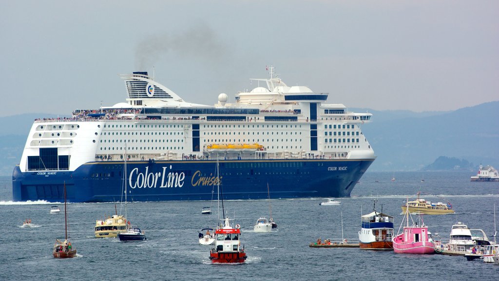 Aker Brygge que incluye vista general a la costa, cruceros y botes