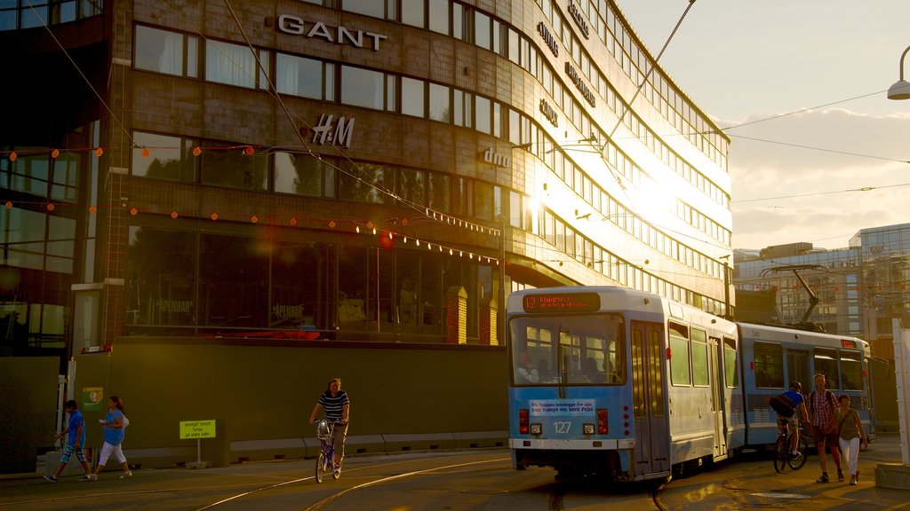 Aker Brygge que incluye artículos ferroviarios, imágenes de calles y ciclismo