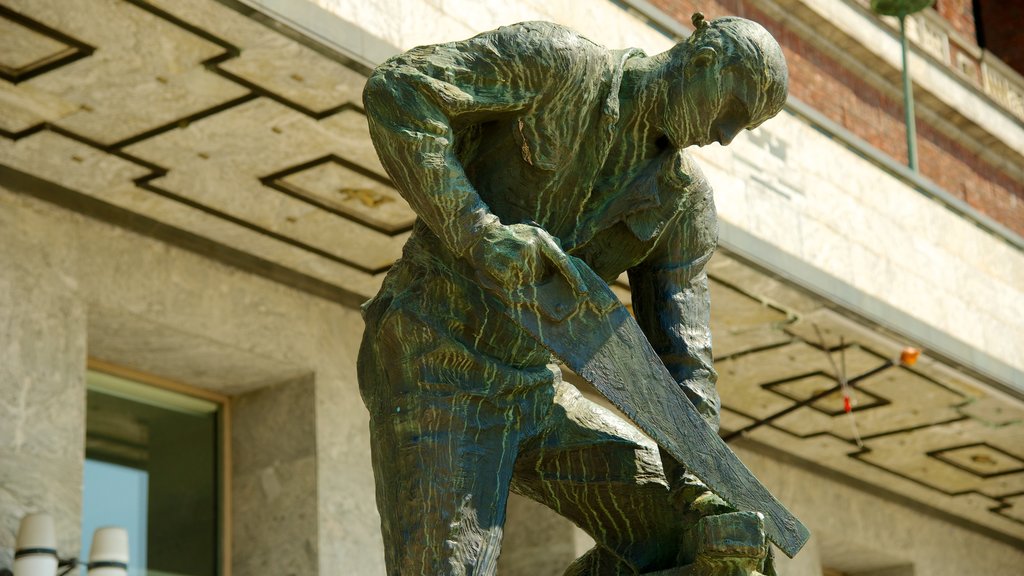 Radhus mostrando uma estátua ou escultura e um edifício administrativo