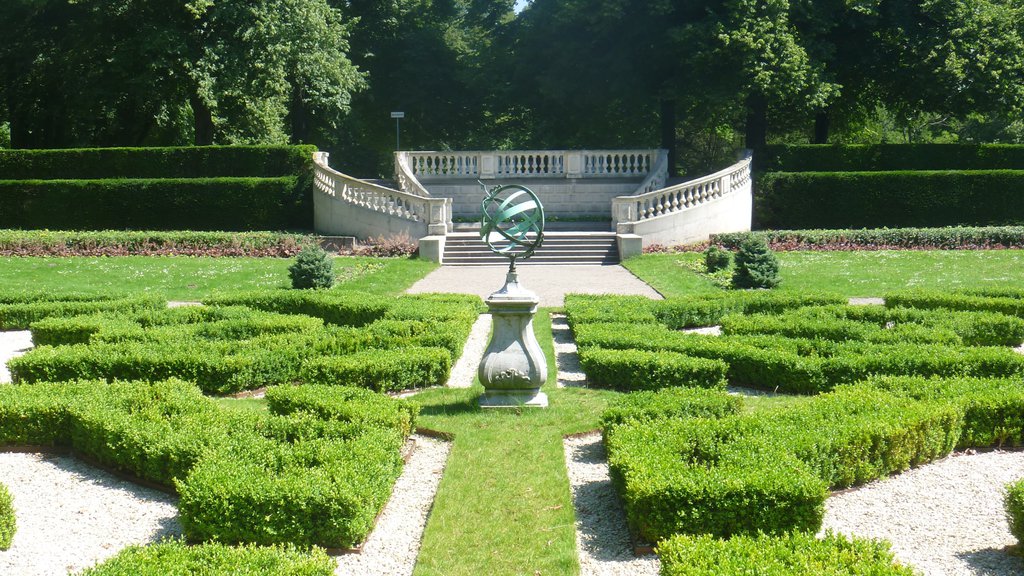 Park Clingendael featuring a park and outdoor art