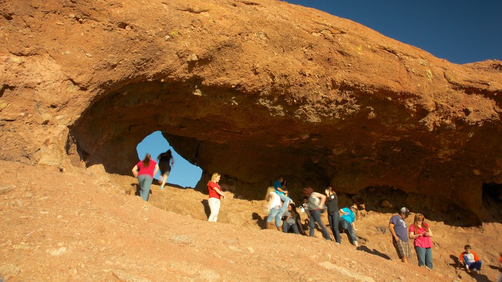 Agujero en la Roca mostrando vistas al desierto y senderismo o caminata y también un gran grupo de personas