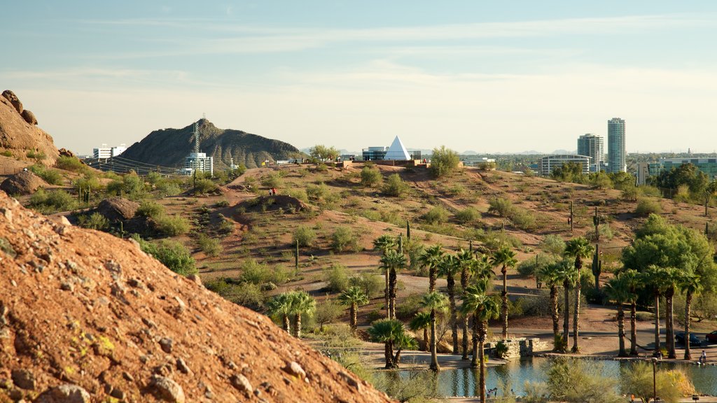 Hole in the Rock que inclui uma cidade pequena ou vila, paisagens do deserto e um lago