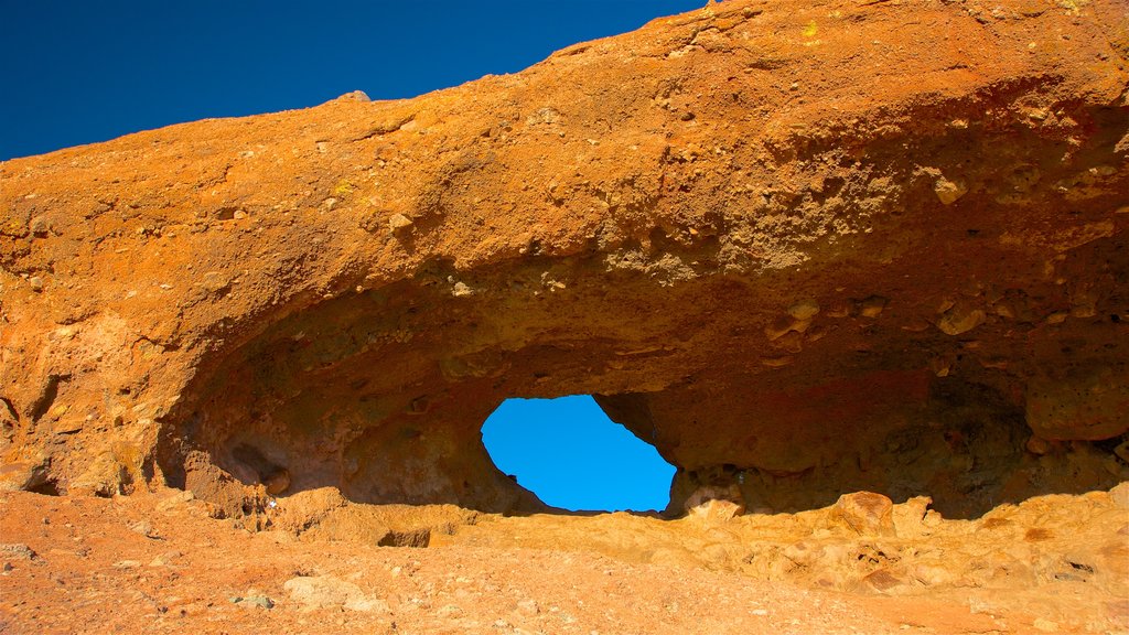 Agujero en la Roca mostrando vistas al desierto