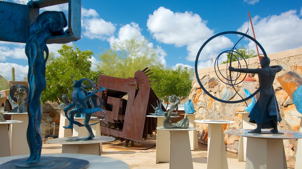 Taliesin West mostrando arte ao ar livre e uma estátua ou escultura